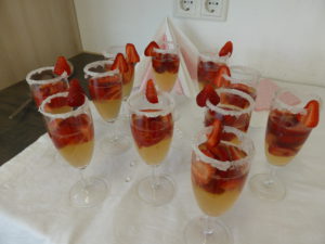 Erdbeerbowle zum Empfang der Gäste
